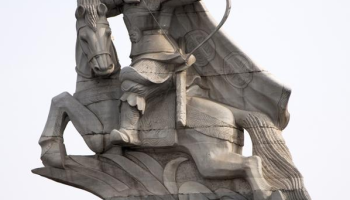 历史人物雕像：重温历史，唐朝女将花木兰的英勇形象